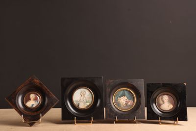 trois photos miniatures encadrées représentant un homme et une femme, dans un cadre en bois