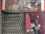 une boîte remplie de montres et d'autres objets divers
