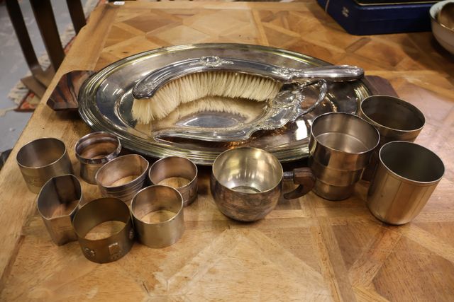 Ensemble en métal argenté comprenant 3 timbales, 1 tasse, 7 ronds...