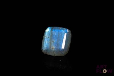 une pierre de labradorite bleue sur fond noir