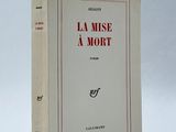 un livre posé sur une surface blanche