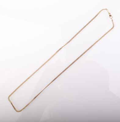 un collier en or avec une chaîne sur fond blanc