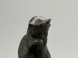 une statue représentant un singe assis sur une table