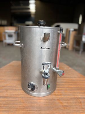 un distributeur de bière en acier inoxydable posé sur une table en bois