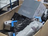 une boîte en carton remplie d'appareils électroniques dans un magasin