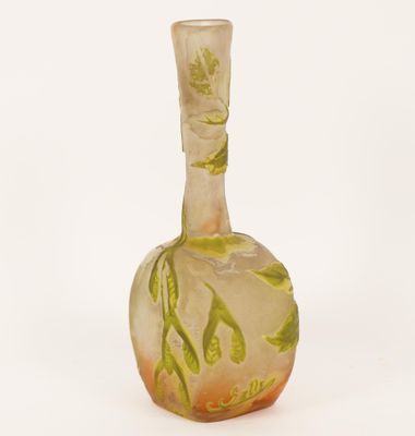 une image représentant un vase en verre sur fond blanc
