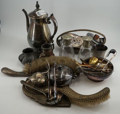 beaucoup d'objets en argent rassemblés sur la table