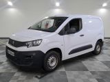 la camionnette blanche est garée sur un sol carrelé en damier
