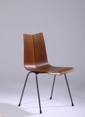 une chaise en bois avec des pieds noirs et une assise marron