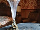 un vase en verre posé sur une table en marbre dans une chambre