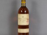 une bouteille de vin posée sur une table en verre