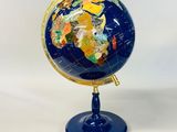une image représentant un globe bleu et or posé sur un socle bleu