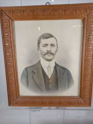 Cadre photo en bois sculpté avec photo rehaussée. - Photo 1