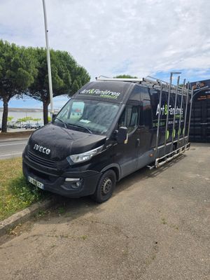 un camion auquel est attelée une remorque