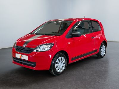 La voiture rouge est garée dans une grande pièce