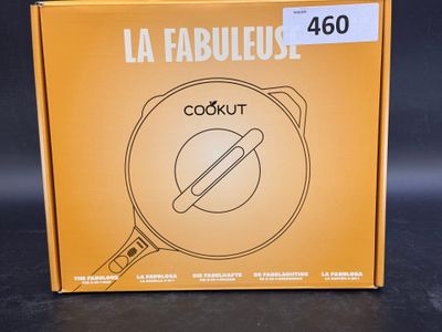 La boîte du barbecue est ouverte et prête à l'emploi.