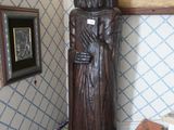 une statue représentant une femme en train de lire un livre dans une pièce