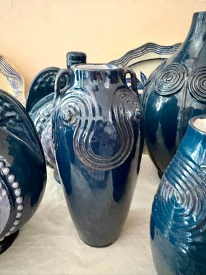 de nombreux vases bleus posés sur une table
