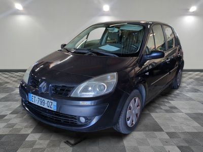la photo d'une petite voiture noire garée dans un garage