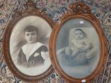 deux photos d'un jeune garçon et d'un bébé dans un cadre photo