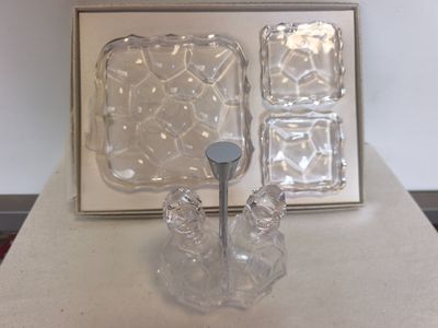 un vase en verre et un bloc de verre posés sur une table