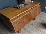 une table en bois sur laquelle est posé un magazine