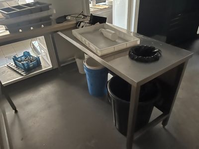 une image d'une cuisine avec un évier et un comptoir