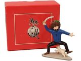 figurine représentant un homme sur une planche de surf devant une boîte rouge