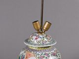 une lampe posée à côté d'une autre lampe sur une table