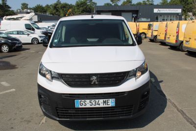 une camionnette blanche garée dans un parking