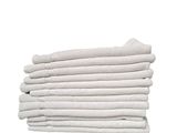 un gros plan sur une pile de serviettes blanches sur fond blanc