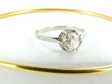 Gros plan sur une bague ornée d'un diamant