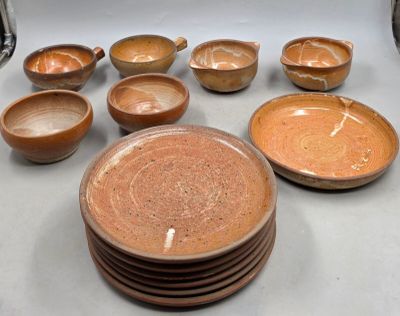 beaucoup de bols et d'assiettes marron sur la table