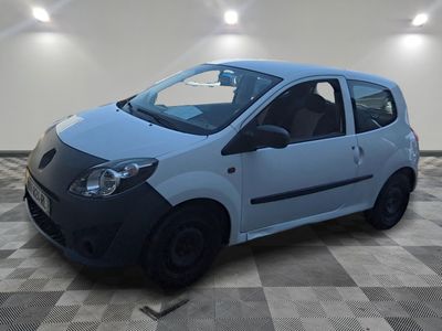 la photo d'une petite voiture blanche dans une pièce