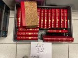 de nombreux livres rouges dans une boîte en métal posée par terre