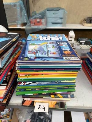Un lot d'environ trente bandes dessinées.