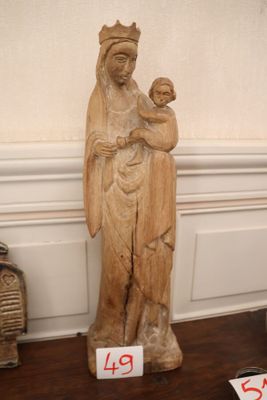 une statue de femme tenant un bébé sur une table
