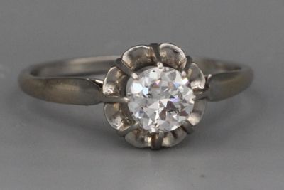 gros plan d'une bague en diamant sur une table