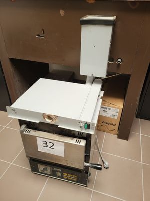une machine posée sur le sol d'une pièce