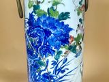 un vase orné d'un motif bleu et blanc