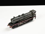 un petit train posé sur une surface blanche