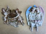 deux figurines d'anges accrochées l'une à côté de l'autre au mur