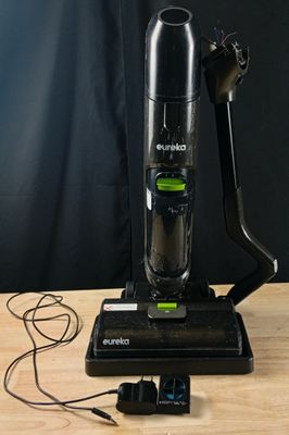 un aspirateur posé sur une table en bois