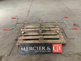 une palette en bois sur laquelle est accrochée une pancarte portant l'inscription « Mercier & Co »