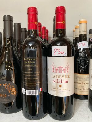 plusieurs bouteilles de vin sont alignées sur une table