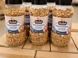 trois bocaux de granola posés sur une boîte en carton