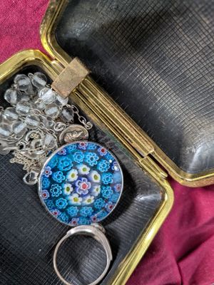 une bague posée dans un écrin sur un tissu rouge