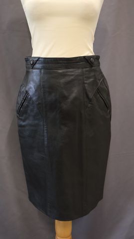 Jupe en cuir avec empiècement et poches taille 38 à vue 