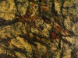 une image représentant un tableau accroché au mur, sur un fond noir et jaune