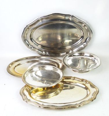 plateaux et plats en argent plaqué sur un fond blanc